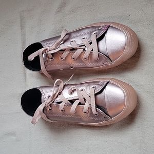 Converse tennis shoes